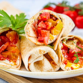 Vegetarische Wraps mit Frischkäse und Gemüse