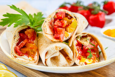 Vegetarische Wraps mit Frischkäse und Gemüse