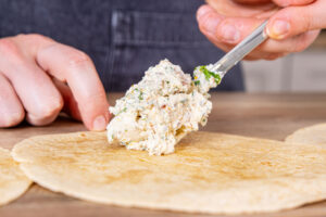Frischkäse verteilen