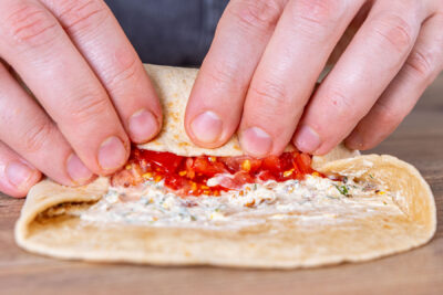 Vegetarische Wraps mit Frischkäse falten