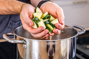 Zucchini in den Topf geben