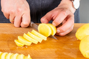 Kartoffeln in Scheiben schneiden