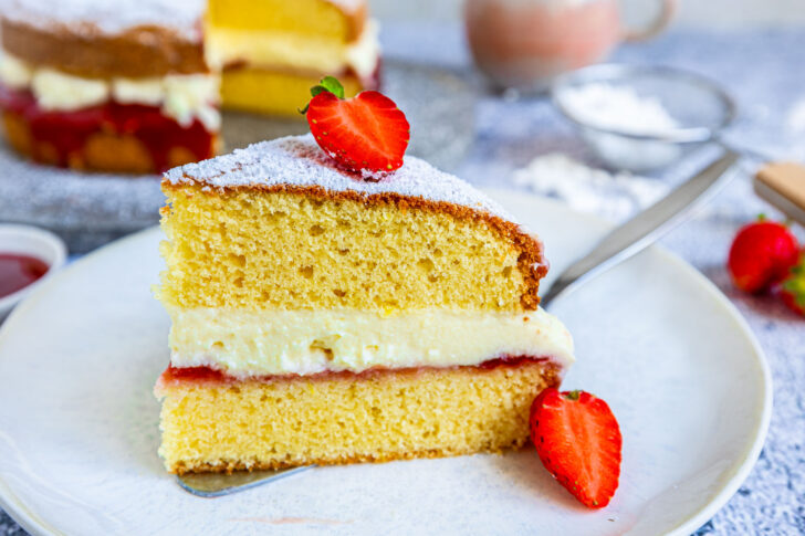 Victoria-Sponge-Cake im Anschnitt