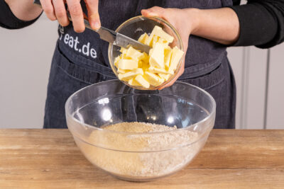 Butter zu den trockenen Zutaten in die Schüssel geben