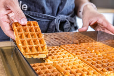 Waffeln in einem Backrahmen platzieren