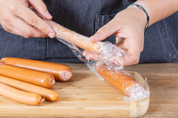 Würste luftdicht in Frischhaltefolie verpacken