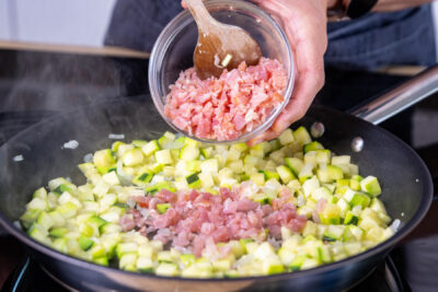 Schinkenwürfel in die Pfanne geben und mit braten