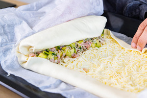 Zucchinistrudel aufrollen