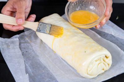 Zucchinistrudel mit Ei bestreichen