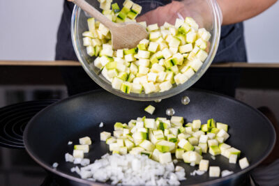 Zucchini und Zwiebel anbraten