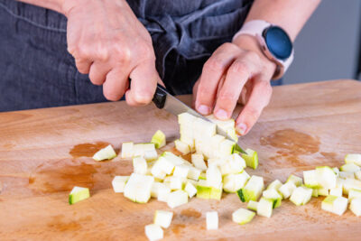 Zucchini in Würfel schneiden