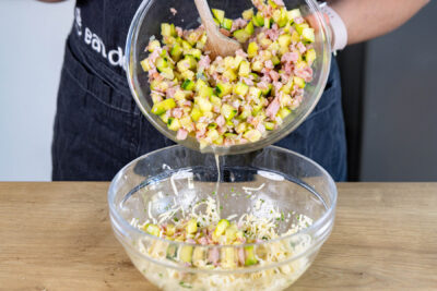 Gemüse mit Käse und Eimasse vermengen