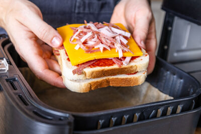 Airfryer Pizza Toasties in den Frittierkorb geben