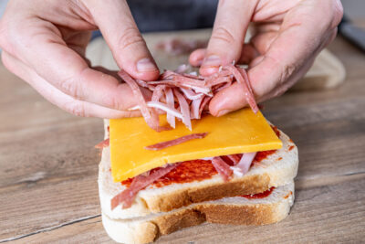 Wurst auf Toast verteilen