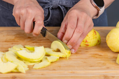 Apfel schneiden in Scheiben