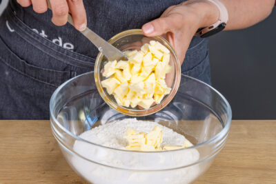 Butterstücke in Mehl-Mischung geben