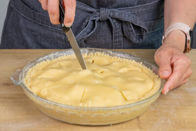 American Apple Pie mit Messer einschneiden