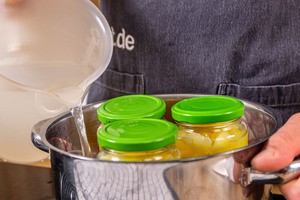 Topf mit Wasser füllen
