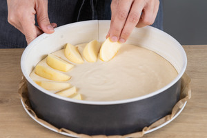 Äpfel auf dem Teig verteilen