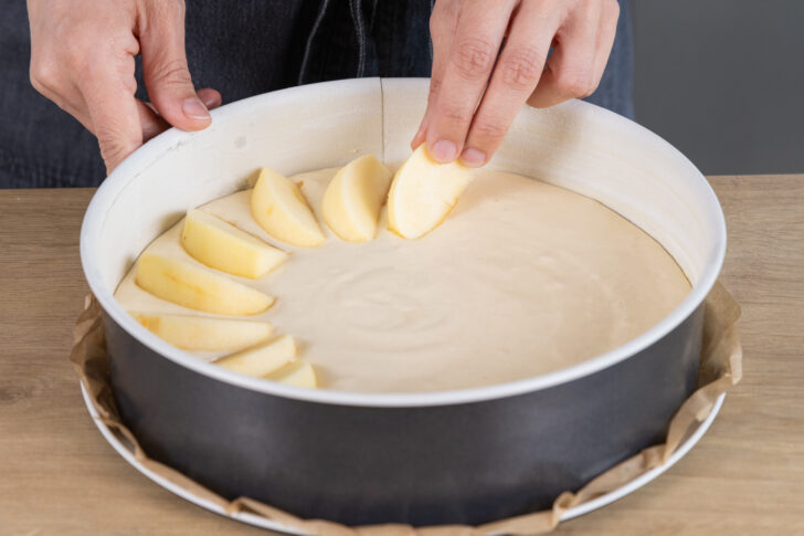 Äpfel auf dem Teig verteilen