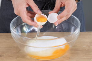 Eier in die Schüssel geben