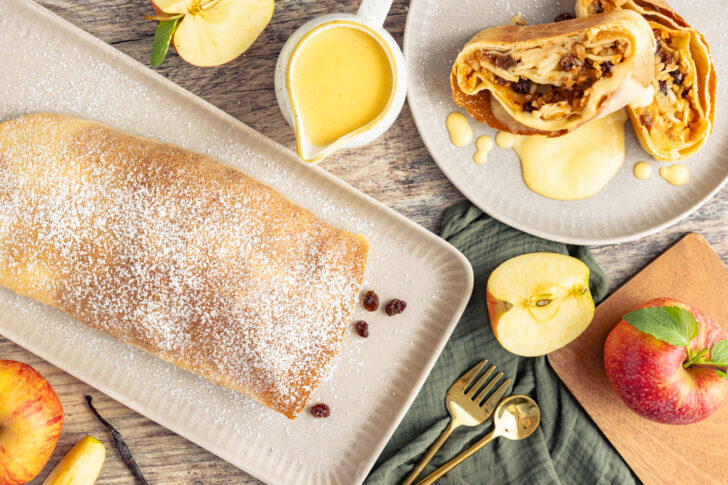 Apfelstrudel mit Vanillesoße genießen