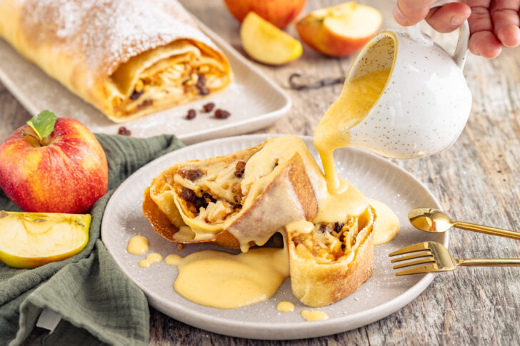 Apfelstrudel mit Vanillesoße übergießen