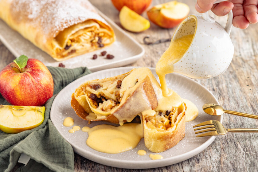 Apfelstrudel mit Vanillesoße übergießen