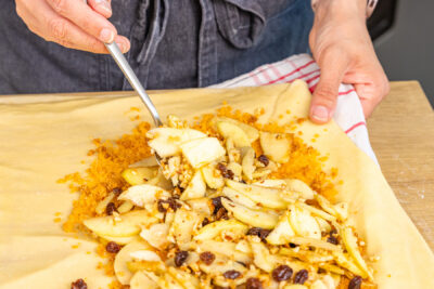 Apfelfüllung auf Strudelteig verteilen