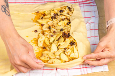Strudelteig einschlagen