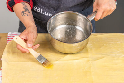 Strudelteig mit flüssiger Butter bestreichen