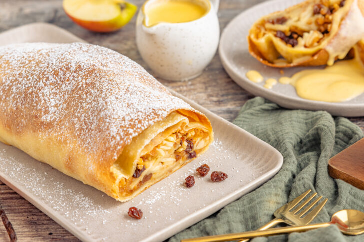 Apfelstrudel mit Vanillesoße fertig serviert