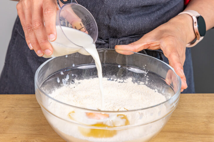 Milch in Schüssel gießen
