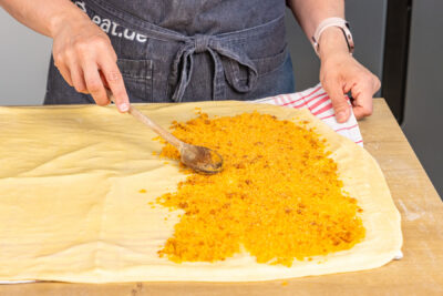 Paniermehlmasse auf Strudelteig verteilen