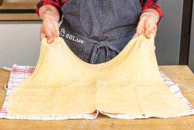 Strudelteig auf Küchentuch legen