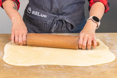 Strudelteig ausrollen