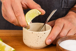 Limette ausdrücken