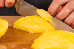 Mango in mundgerechte Stücke schneiden