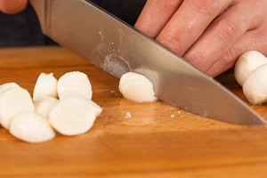 Mozzarella halbieren