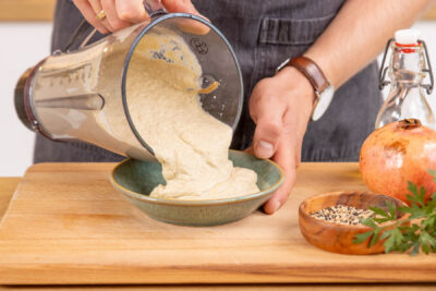 Baba Ghanoush in eine Schale füllen