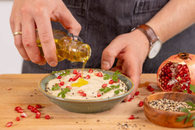 Olivenöl übers Baba Ghanoush geben