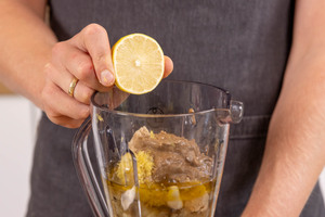 Zitronensaft dazugeben