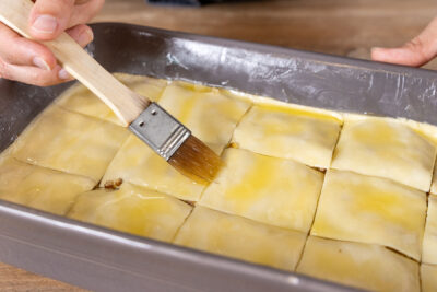 Baklava mit Butterschmalz bestreichen