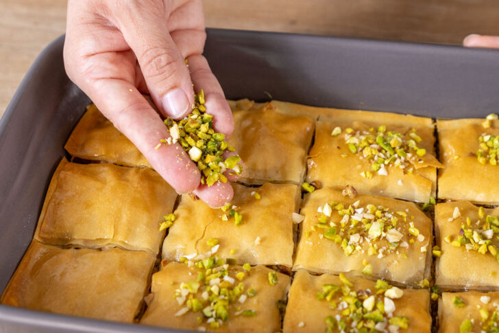 Baklava mit Pistazien dekorieren