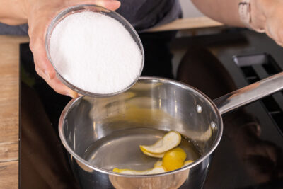 Zucker zum Sirup in den Topf geben