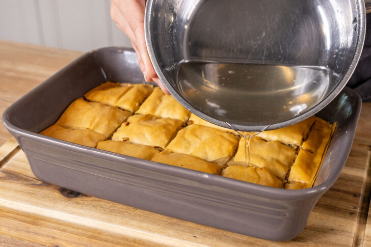 gebackene Baklava mit Sirup übergießen