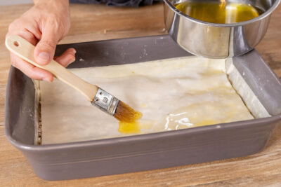 Teigblatt mit Butterschmalz bestreichen