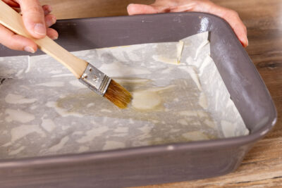 Teigblatt mit Butterschmalz bestreichen