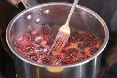 Brombeeren zerdrücken