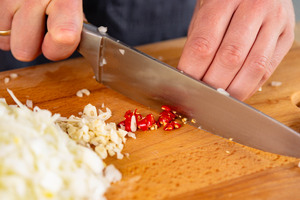 Chilis in Ringe schneiden